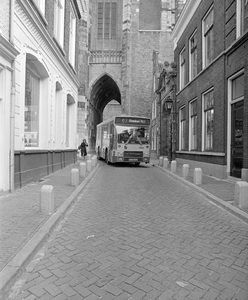 884702 Afbeelding van een kleine stadsbus (een midibus, WN-7000) van vervoersbedrijf westnederland, tijdens een ...